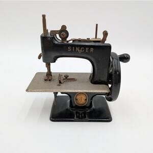 Singer 1950s Model 20 "Sewhandy" Kids Toy Sewing Machine
